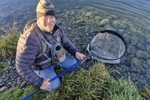 WFR2425 148 James Druell from Texas uses an extendable large net to safely release an 8lbs rainbow trout. Credit J Van Beers.
