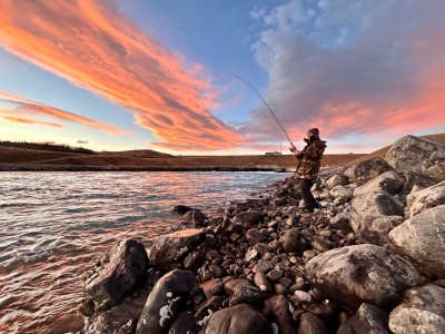 WFR2526.194 Doug does battle under stunning Pūkaki Skies. Photo supplied by Tara Wingfield