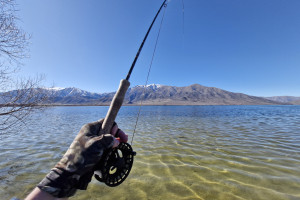 WFR2526.13 Pure bliss! Fly fishing along the Lake Benmore shoreline for brown trout during winter. Credit Rhys Adams