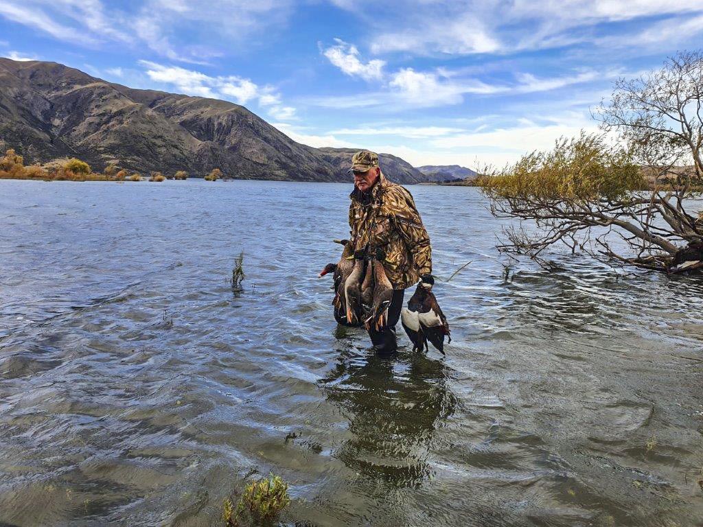 BBcsi3Graeme Hughes hauls his bird to the shore as the Nor Wester blows at Lake Waitaki photo David Dunn 1 copy